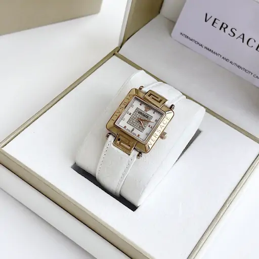 Mẫu mặt vuông rất thời thượng của đồng hồ nữ Versace.